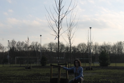 femke%20en%20herplant%20bomen.JPG