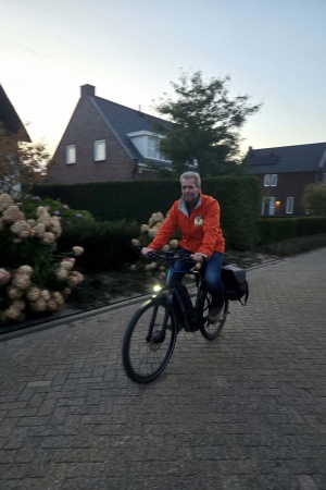 Riebert%20Verheugen%20op%20verlichte%20fiets%20web.jpg