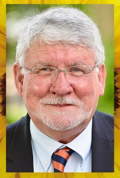 Ton%20Verhoeve%20met%20kader.jpg Ton%20Verhoeve%20met%20kader.jpg